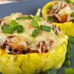 Ամենագեղեցիկ և համեղ նախուտեստներից մեկը, որը կարելի է մատուցել նաև որպես նախաճաշ: Հալած պանրով և ծովախեցգետնի ձողիկներով նախուտեստ