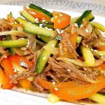 Անչափ համեղ տաք ուտեստ, որը կարելի է մատուցել ցանկացած ձավարեղենի, կարտոֆիլի հետ: Շոգեխաշած տավարի միս