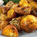 Այսպիսի ուտեստը հարմար է մատուցել հատկապես ձավարեղենի և կարտոֆիլի հետ: Մսով և ձվով ռուլետ