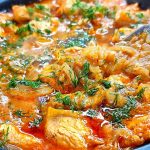 Հրաշալի աղցան է, որը հարմար է ցանկացած տոնական և պարզապես ընթրիքի  սեղանի համար: Բազուկով և ծովախեցգետնի ձողիկներով աղցան