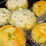 Այսպիսի ուտեստը կարելի է մատուցել և՛ որպես ընթրիք, և՛ որպես տաք աղցան: Տապակած բանջարեղեն