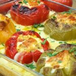 Արագ պատրաստվող աղցան, որի գունեղությունն ու գեղեցկությունն անտարբեր չի թողնի ձեր հյուրերին: Ապխտած պանրով աղցան