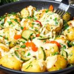 Արագ պատրաստվող աղցան, որի գունեղությունն ու գեղեցկությունն անտարբեր չի թողնի ձեր հյուրերին: Ապխտած պանրով աղցան