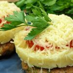 Այսպիսի նախուտեստը հարմար է մատուցել և՛ տոնական, և՛ ամենօրյա սեղանին: Շերտավոր խմորով և սմբուկով նախուտեստ