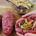 Այս աղցանի պատրաստման համար անհրաժեշտ է ընդամենը 10 րոպե: Խոզապուխտով աղցան