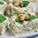 Սովորաբար տղամարդիկ են վարդեր նվիրում կանանց: Այս անգամ դու՛ք նվիրեք նրանց` պատրաստելով այս չափազանց գեղեցիկ և համեղ ուտեստը` հավի մսով և կարտոֆիլով