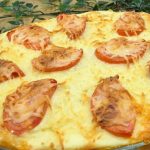 Սովորաբար տղամարդիկ են վարդեր նվիրում կանանց: Այս անգամ դու՛ք նվիրեք նրանց` պատրաստելով այս չափազանց գեղեցիկ և համեղ ուտեստը` հավի մսով և կարտոֆիլով