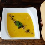 Այս աղցանը «Ծնվել է» հե՛նց տոնական սեղանի համար` պարզ և միևնույն ժամանակ շատ գեղեցիկ: Արքայախնձորով աղցան