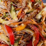 Նրբաճաշակ ուտեստ, որը կարելի է մատուցել և՛ տոնական, և՛ ամենօրյա սեղանին: Բանջարեղենով և հավի մսով տապակա