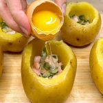 Այսպիսի ուտեստը հարմար է մատուցել և՛ ամենօրյա, և՛ տոնական սեղանին։ Պահպանիր բաղադրատոմսը, որպեսզի հեշտությամբ գտնես այն։ Խոզի փափկամսով և սնկով ռուլետներ