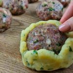 Իդեալական նախաճաշը սպասում է քեզ։ Շտապիր պատրաստել և վայելել առավոտն ու դրական օրվա սկիզբը դնել։ Խոզապուխտով և ձվով կեկսեր