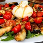 Իդեալական նախաճաշը սպասում է քեզ։ Շտապիր պատրաստել և վայելել առավոտն ու դրական օրվա սկիզբը դնել։ Խոզապուխտով և ձվով կեկսեր