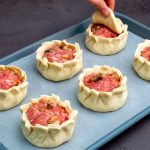 Իսկ ձեր սուրճն արդեն պատրա՞ստ է, եթե ոչ, ապա ևս 10 րոպե սպասեք, պատրաստեք այս քաղցրավենիքն ու վայելեք 1 բաժակ սուրճի հետ։ Քնջութով քաղցրավենիք