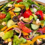 Անընդհատ ուտել է տալիս։ Անպայման պատրաստեք և ուրախացրեք ձեր սիրելիներին։ Հավի մսով և սնկով աղցան