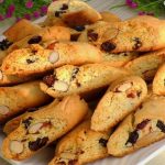 Ամենապարզ, բայց և շատ համեղ բաղադրատոմսերից մեկը։ Համեղ և հագեցնող ընթրիքն ապահովված է։ Մսով և կարտոֆիլով ուտեստ՝ ջեռոցում