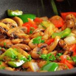 Այս աղցանն առանձնանում է իր թեթևությամբ, նրբահամությամբ և օգտակարությամբ։ Բանջարեղենային աղցան