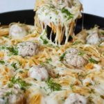 Այս բաղադրատոմսը չեբուրեկների համար ուժեղ մրցակից է՝ հարմար, համեղ, արագ։ Մսով խողովակներ